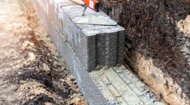 Blocs de béton posés pour ériger un mur de soutènement